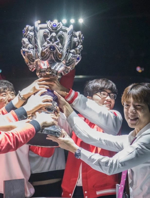 赛事官方分享Faker历年S赛决赛阶段照片：GOAT